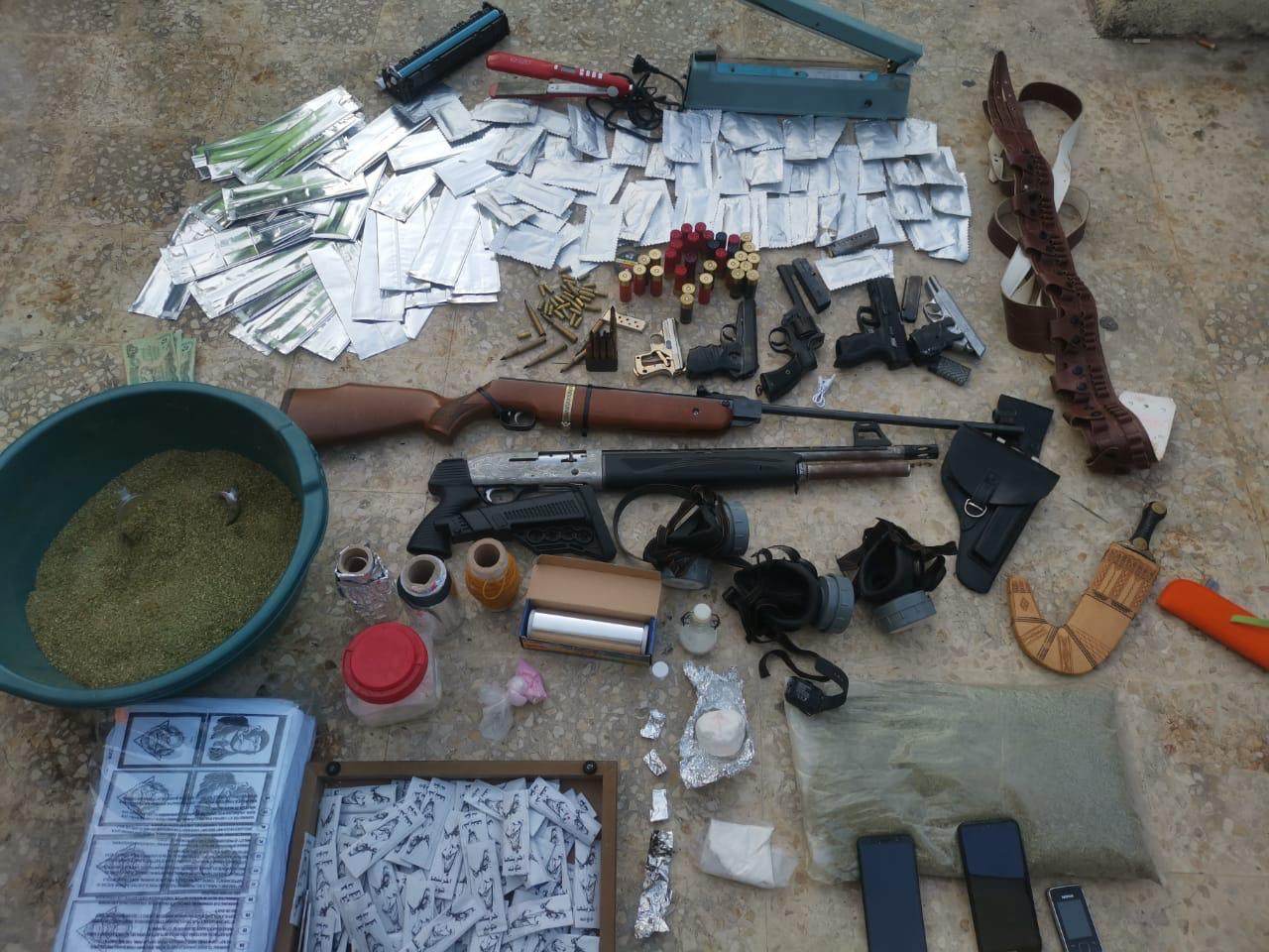 ضبط 3 مروجين للمواد المخدرة و6