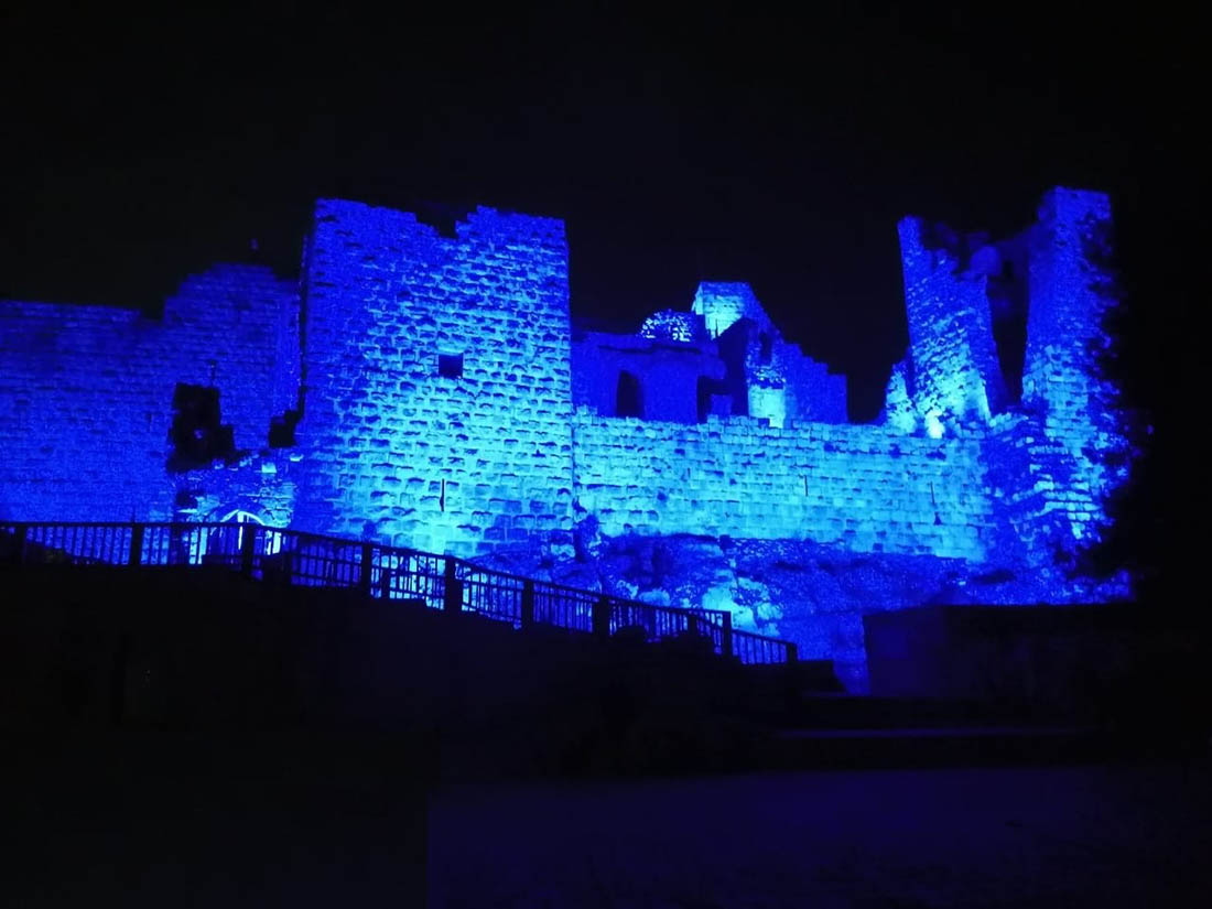 الآثار العامة تضيء مواقع أثرية احتفاء