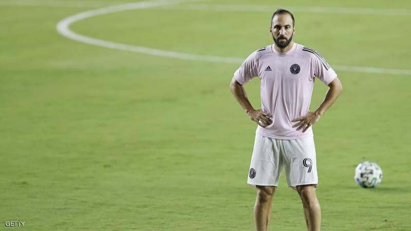 هيغواين يقسو على ميسي ورونالدو.. ويختار