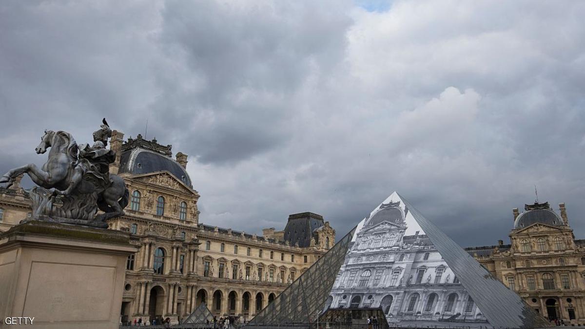 باريس.. إخلاء محيط متحف اللوفر بسبب