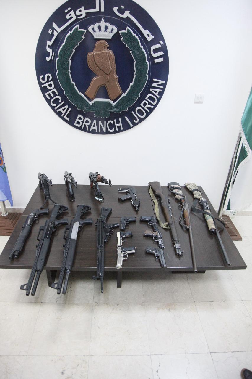 ضبط 17 سلاحا ناريا منها خمسة