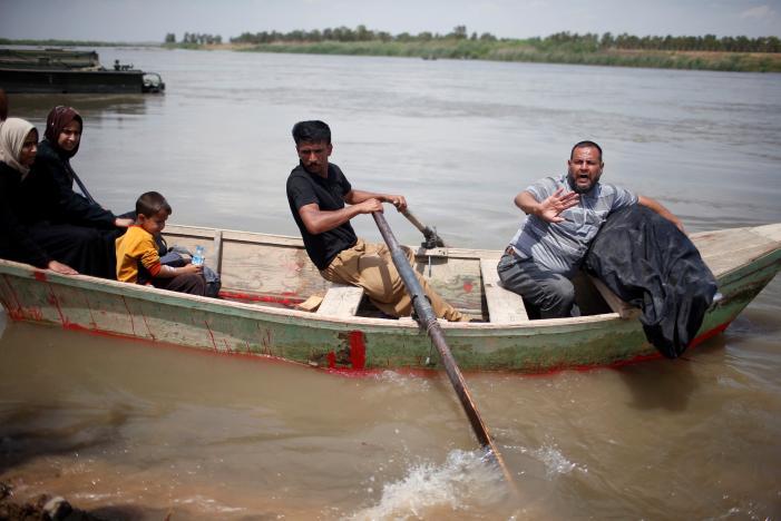 مشهد مأساوي.. عراقي يفر بجثمان زوجته