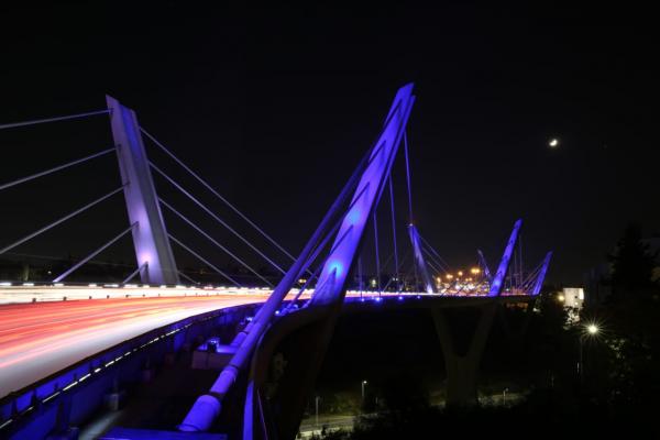 جسر عبدون يتوشح بالأزرق