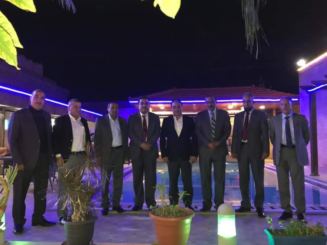 8 نواب يجتمعون في مزرعة ويتشاورون