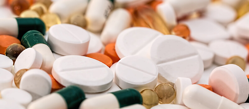 طبيب يشرح مخاطر تناول الفيتامينات بكثرة