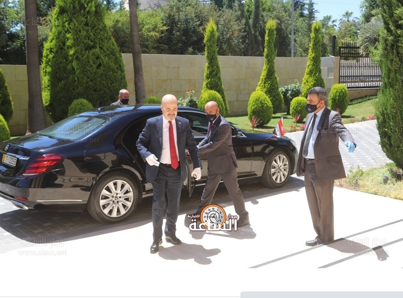 (تارك الطلبة وهمومهم).. بماذا رد السفير