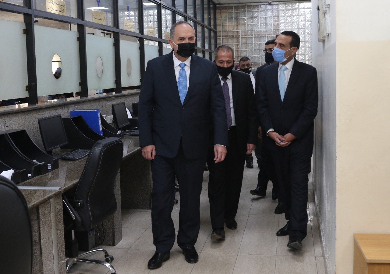 التلهوني يتفقد مديرية الجنسية وشؤون الاجانب..