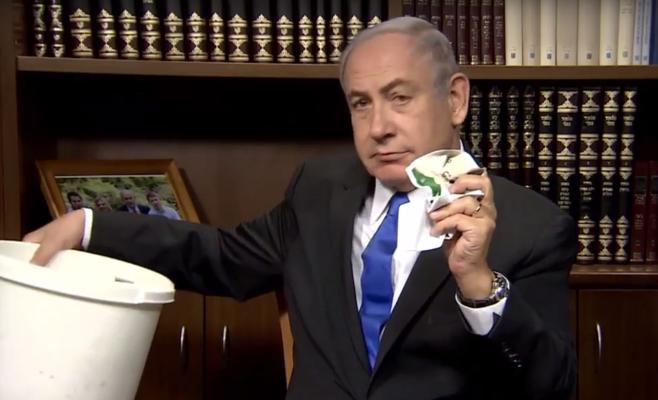 نتنياهو يمزق وثيقة حماس ويلقيها في