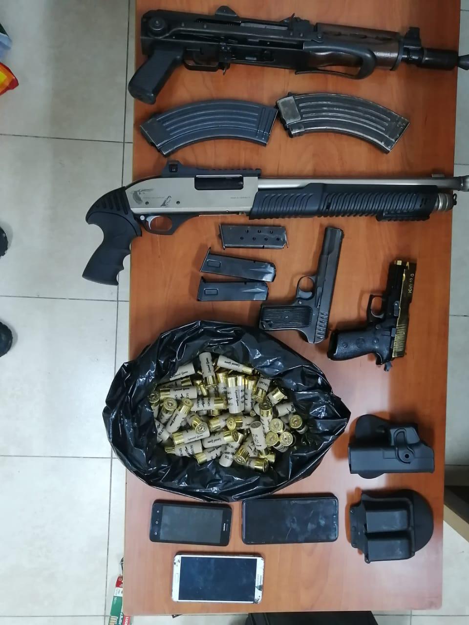 ضبط 10 مطلوبين بمداهمات في العاصمة