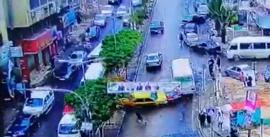 تكسي يفقد السيطرة في وسط عجلون