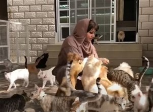 عمانية تحول بيتها في مسقط إلى