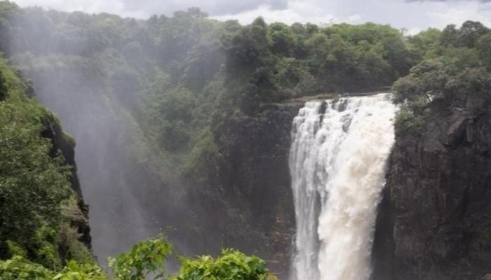 شلالات الدخان أم الماء الكبير أيهما