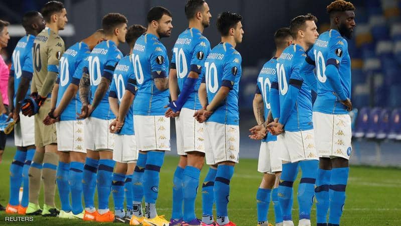 كلنا مارادونا.. لاعبو نابولي يرتدون القميص