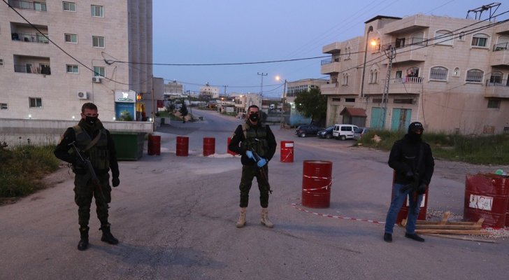 كورونا تغلق الضفة الغربية وتمنع التنقل