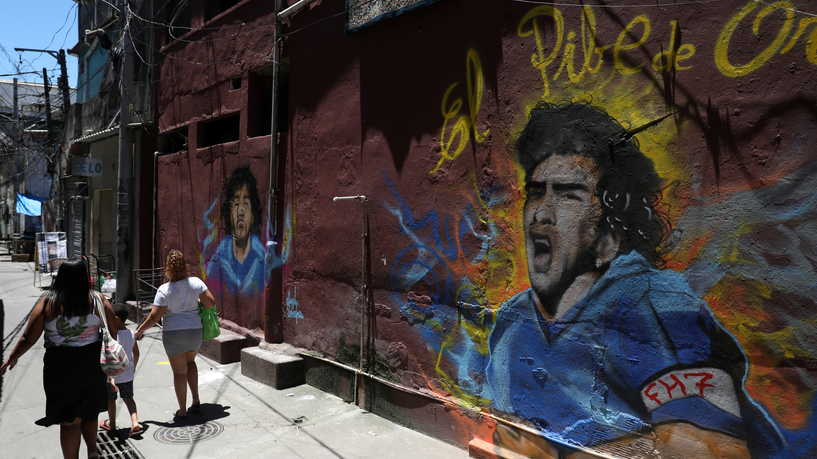 غريمهم التاريخي.. كيف نعى البرازيليون مارادونا؟