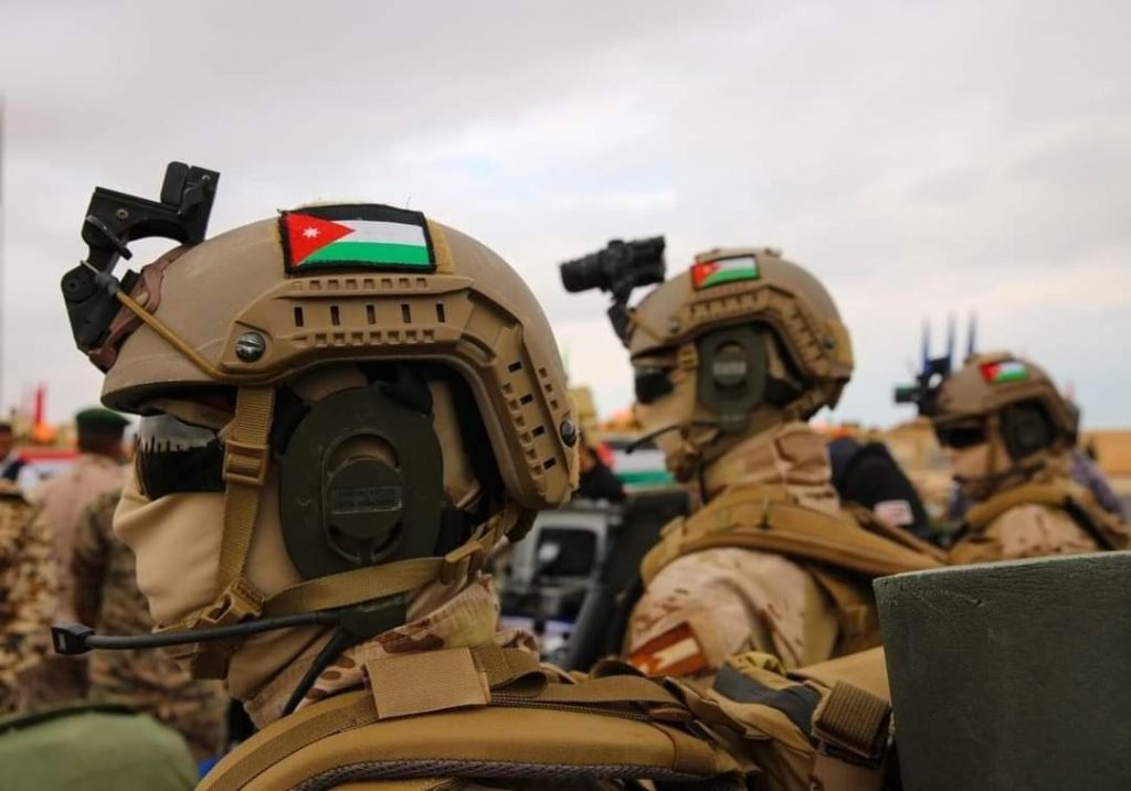 الجيش يقتل ويصيب متسللين من الاراضي