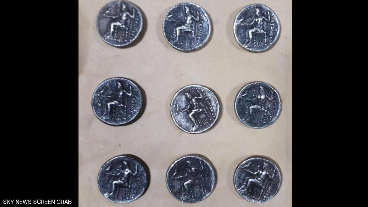 إحباط تهريب عملات تعود لعهد الإسكندر