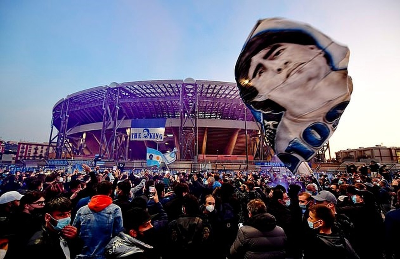 جماهير نابولي تكرم مارادونا في ليلة