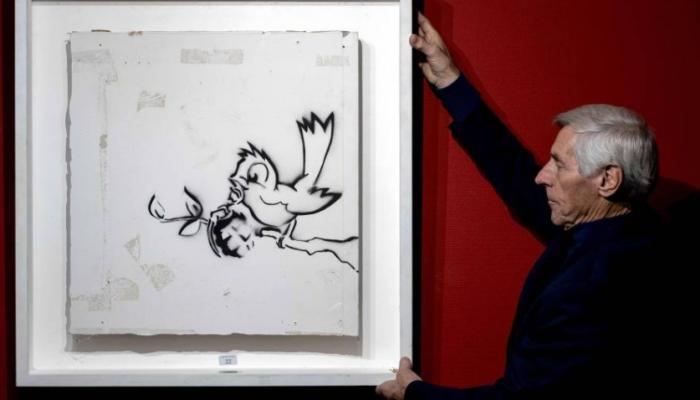 طائر يحمل قنبلة.. لوحة لفنان غامض