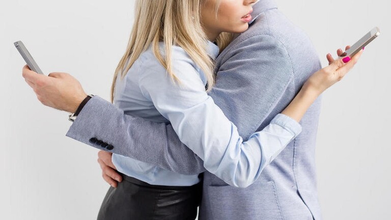 الإفتاء المصرية تحرم تجسس الزوج والزوجة