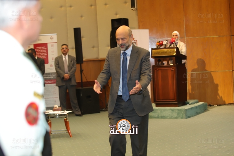 عمر الرزاز لم يهاجر.. ومصدر مقرب: