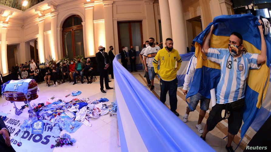 الشرطة الأرجنتينية تداهم منازل أصحاب سيلفي