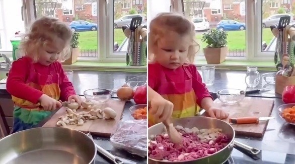 تعلم طفلها طهي وجبات الطعام بعمر