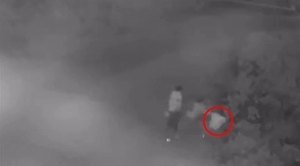 ترمي طفلها في قناة مائية خوفا