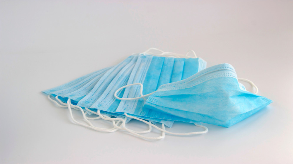 الحكومة: الالتزام بارتداء الكمامة يساعد في