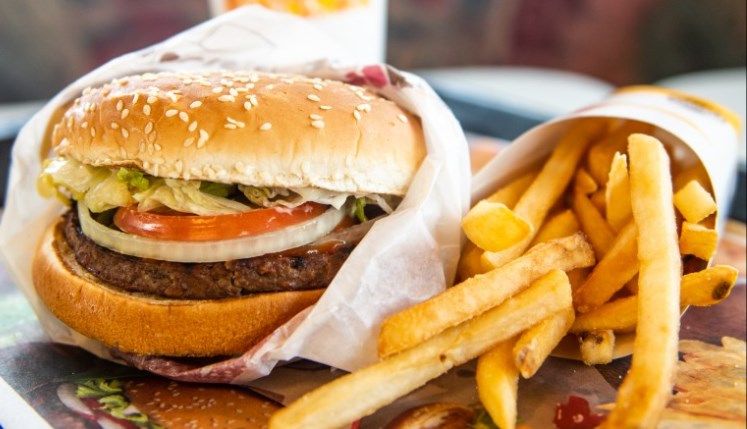 كيف تؤثر الوجبات المطاعم السريعة في