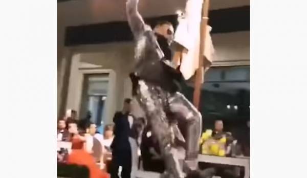 محمد رمضان يسقط على المسرح اثناء