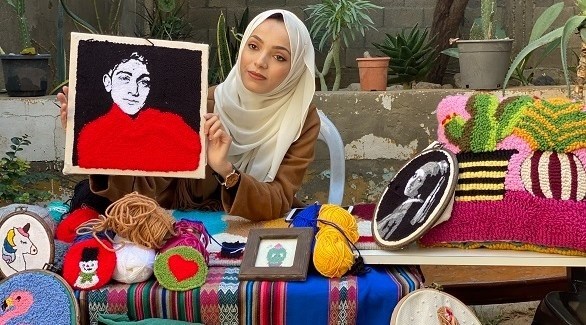 فلسطينية تستغل حجر كورونا في نسج