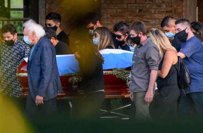 «اعتن بها وبملاكي».. طلب مارادونا من