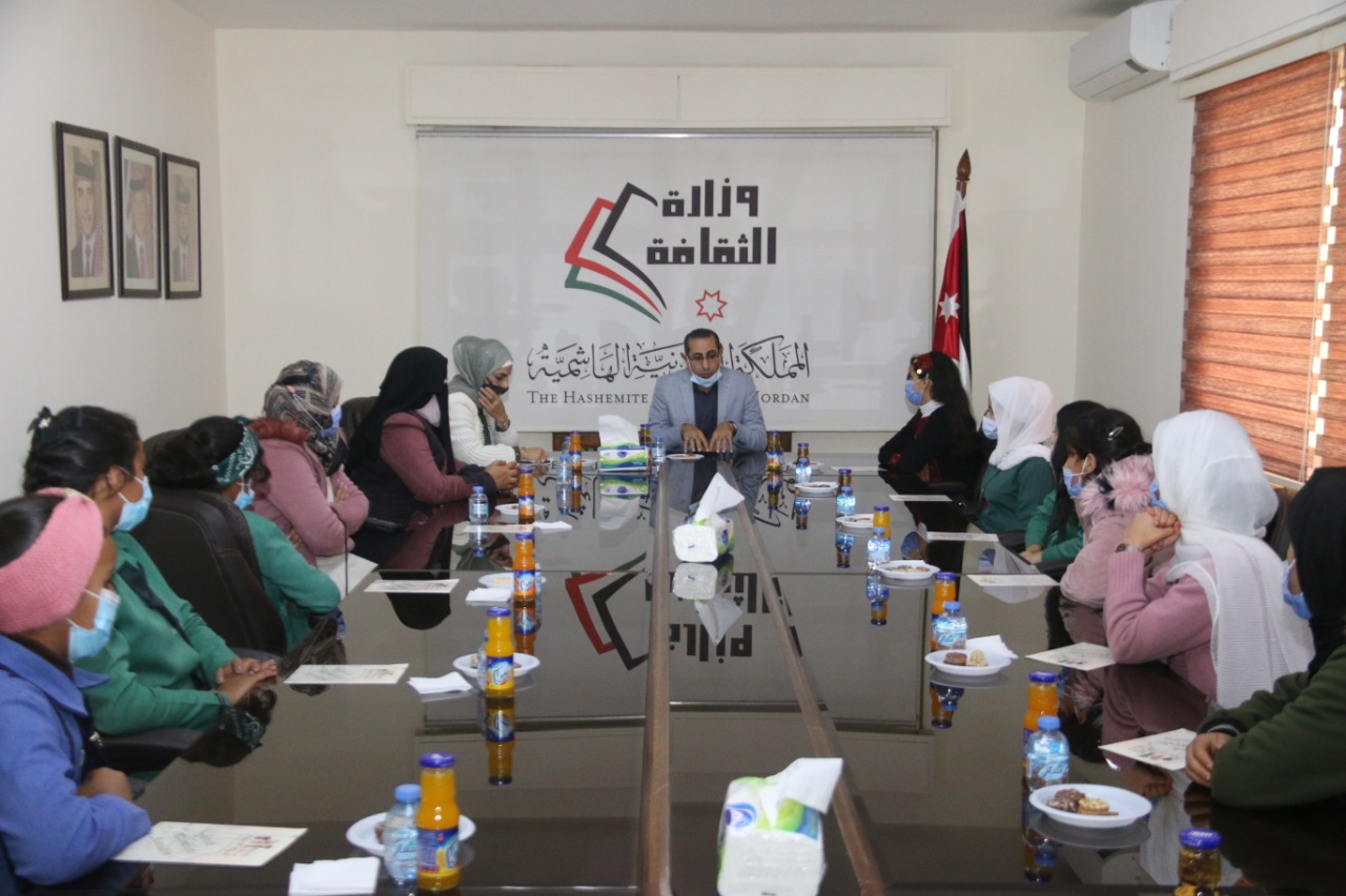 الثقافة تكرم طالبات مدرسة قصر الحلابات