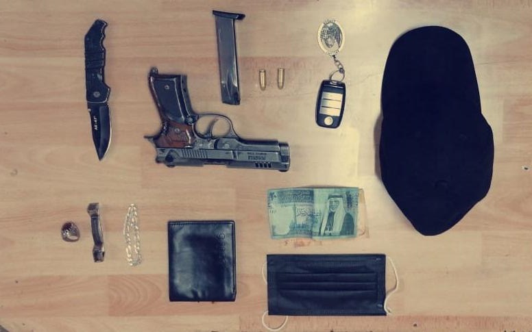 القبض على شخصين سلبا احدى الصيدليات