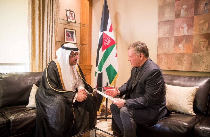 الملك يتسلم رسالة من خادم الحرمين