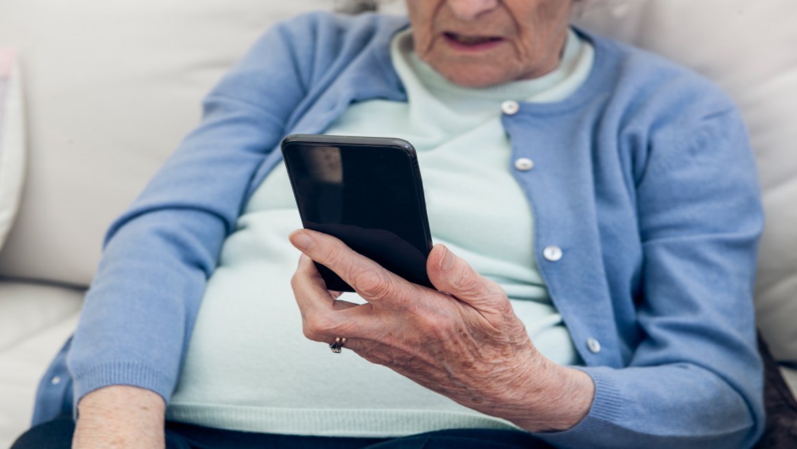 مسنة بشرفة منزلها تستنجد برجال الامن