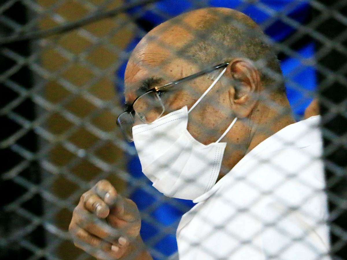 تدهور الحالة الصحية لعمر البشير ونقله