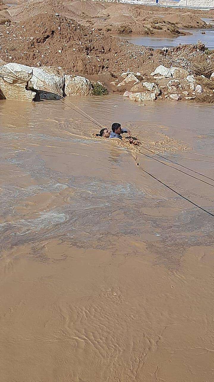 السيول تحاصر شخصين في الزرقاء (صور)
