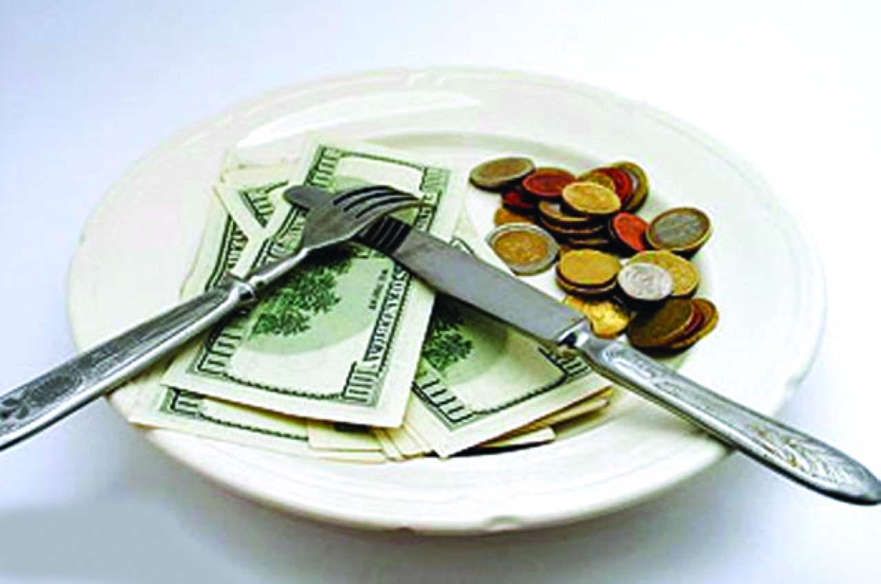 نذالة مطعم.. تحبط فرحة نادلة بـ