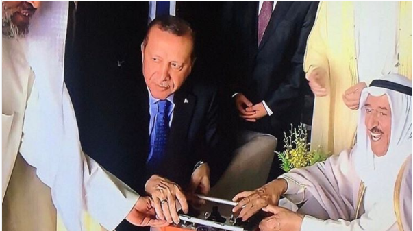 أردوغان يفاجئ أهل الكويت بأرطغرل.. شاهد