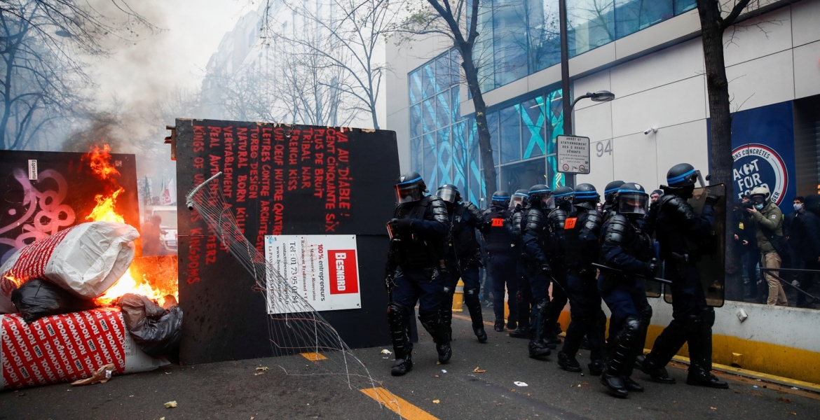 مظاهرات بعشرات المدن الفرنسية.. تحولت لمواجهات