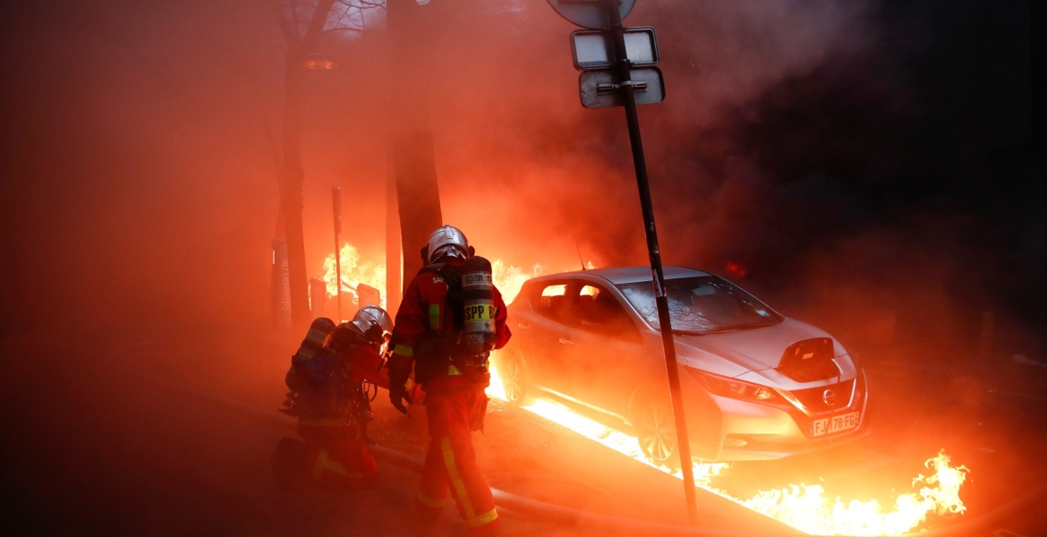 يسمح بمراقبة المتظاهرين ويهدد “الصحافة”.. خبراء