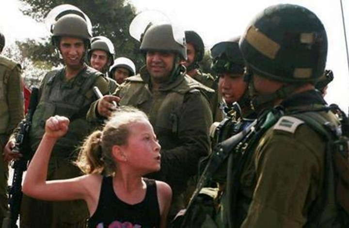 هكذا تصدت طفلة فلسطينية لجنود الاحتلال