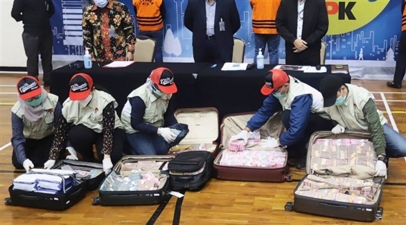 اعتقال وزير إندونيسي اختلس مساعدات كورونا