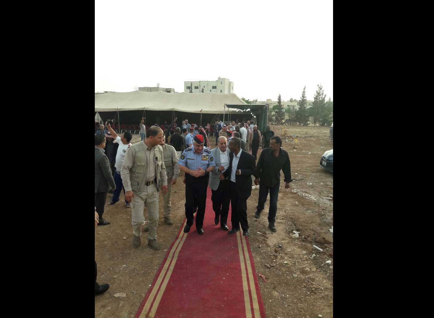 الفقيه والطراونة في عزاء الشاب رعد