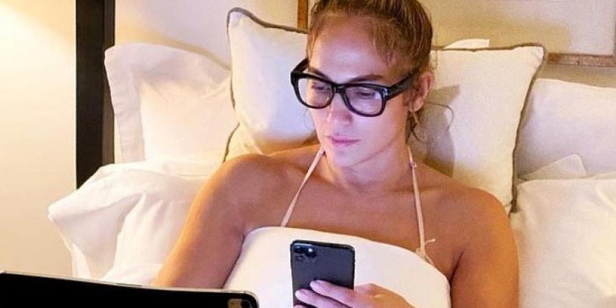 شاهد جينيفر لوبيز برفقة أبنائها بملابس