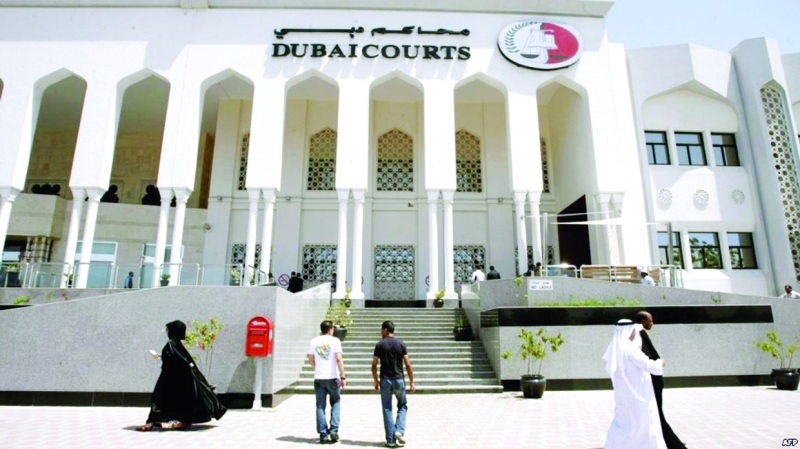 خرجا من المنزل احتفاء بزيارة ابنتهما