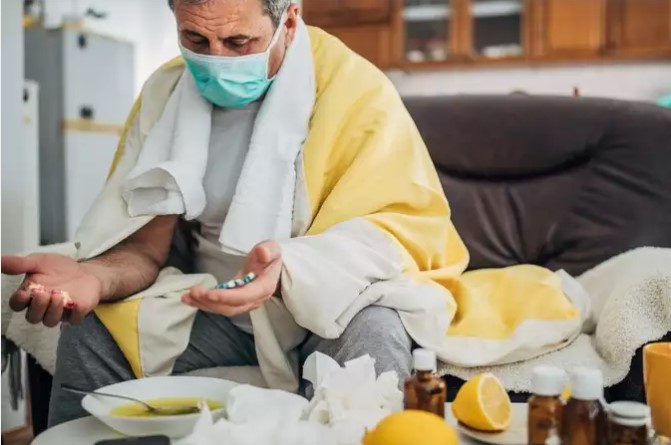 خبراء يخفضون مدة العزل الذاتي من