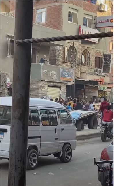 مصري يلقي الأموال من شرفة منزله